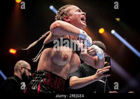 daniella hemsley flash uncut|Kingpyn Boxing results: Daniella Hemsley flashes audience after。